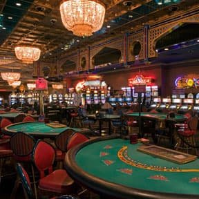 Ilustrasi mudahnya akses live casino dan sports betting melalui perangkat smartphone